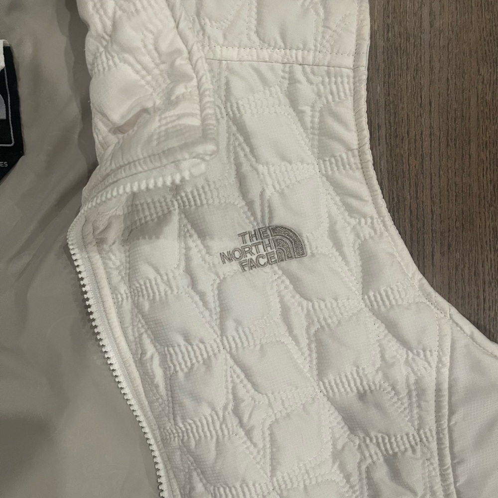 🧥 The North Face Insulated White Quilted Vest – Size S (Men’s/Unisex) - Picture 6 of 14